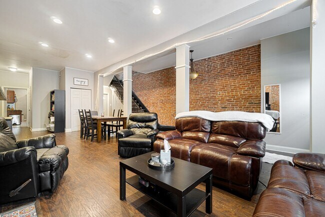 Foto del edificio - 5 bed, 2.5 Bath, Southside Flats