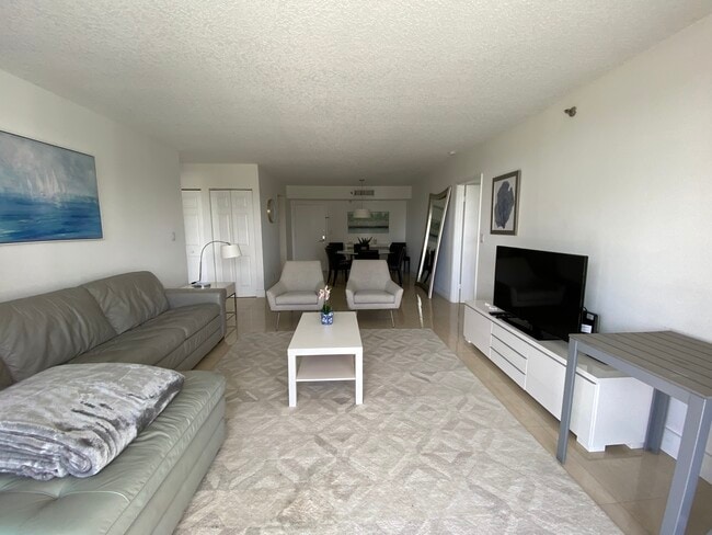 Foto del edificio - 3300 NE 192nd St