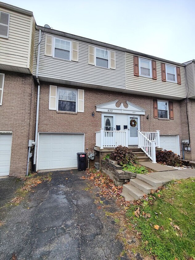 Foto principal - *Well-Maintained 3BD/1.5BA Townhouse Available in West Mifflin*