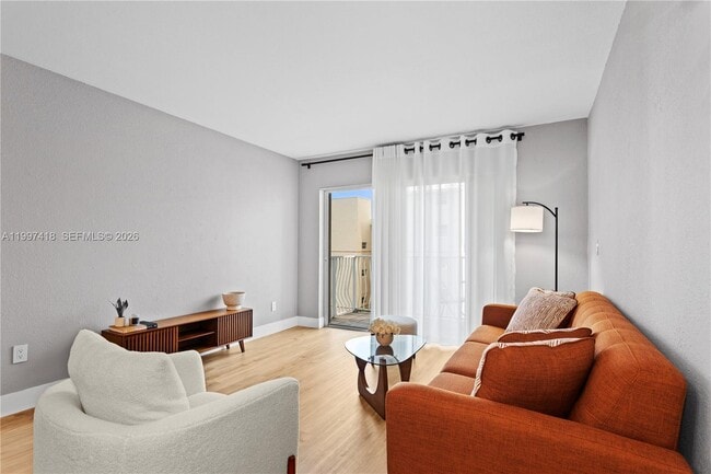 Foto del edificio - 677 NE 24th St