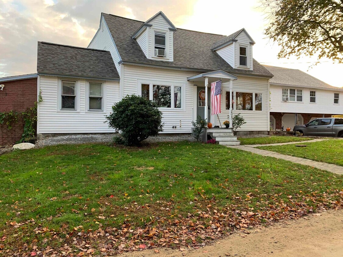 Foto principal - 293 Bear Hill Rd