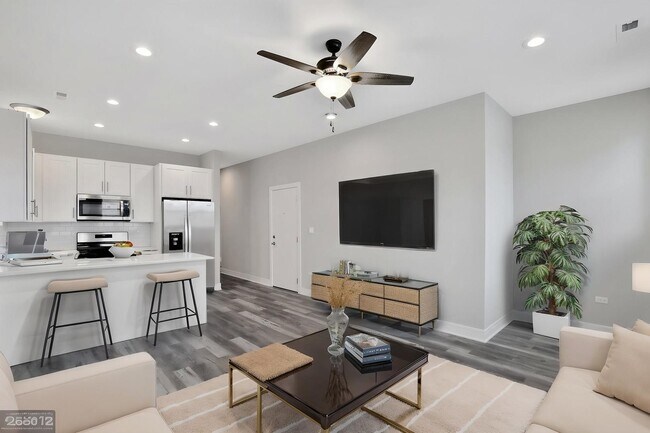 Foto del edificio - 857 E 63rd Pl