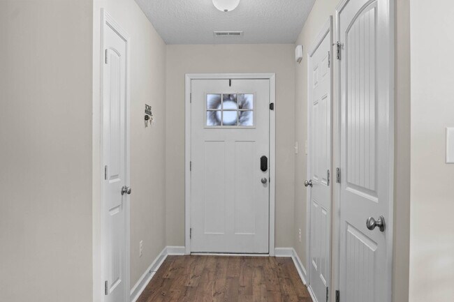 Foto del edificio - Charming 3-Bedroom Home with Bonus Room in...