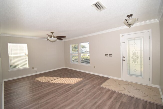 Foto del edificio - Spacious 4/2.5 On Cul- de- sac Quiet and s...