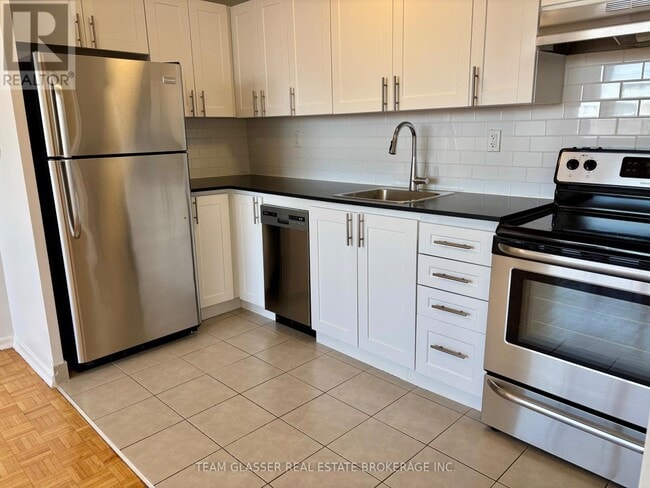 Building Photo - 396 Queens Ave