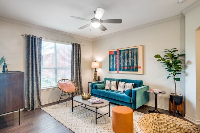 Building Photo - Enjoy 1 Month Free Rent – Apply Today!