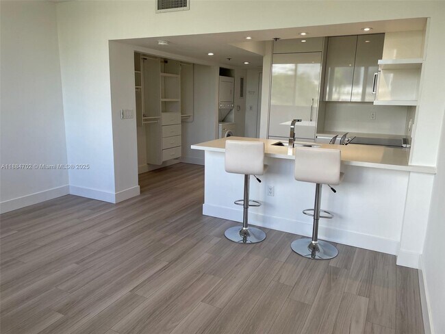 Foto del edificio - 540 Brickell Key Dr