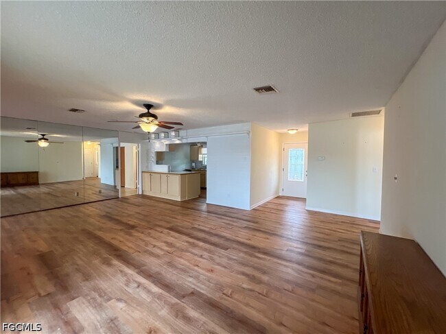 Foto del edificio - 4305 Island Cir