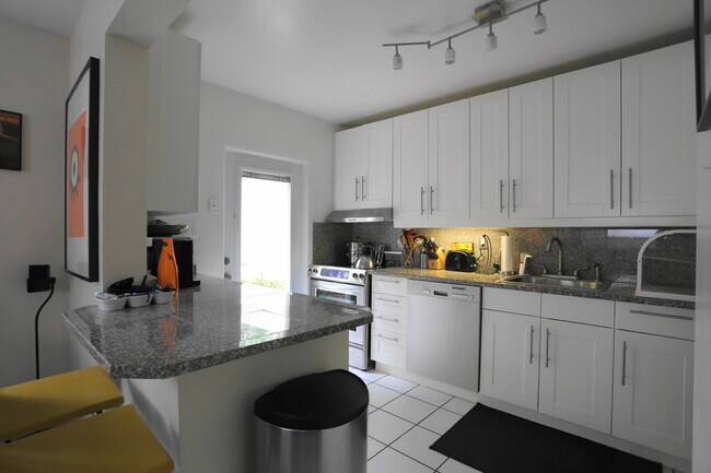 Building Photo - 823 Huntington Ct