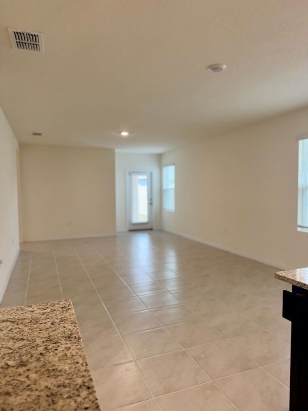 Building Photo - 824 Horsetail Dr