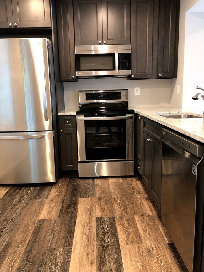 Building Photo - Beautiful Find in Sugarland Square