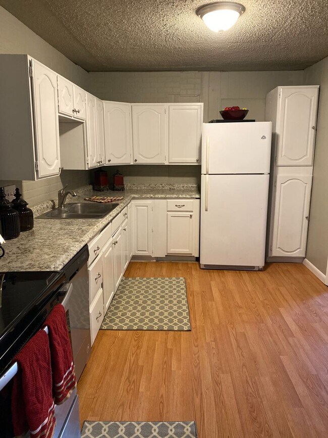 Building Photo - Total updated 5 bedroom home!! New floorin...