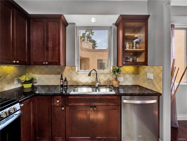 Foto del edificio - 11280 La Maida St