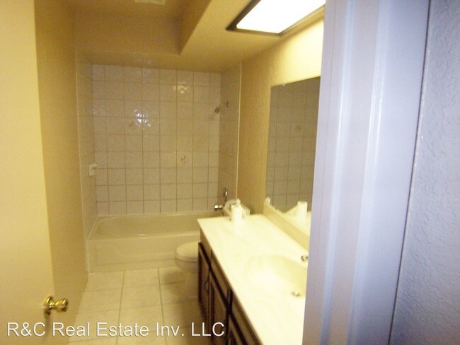 Building Photo - 610 W Medina Ave