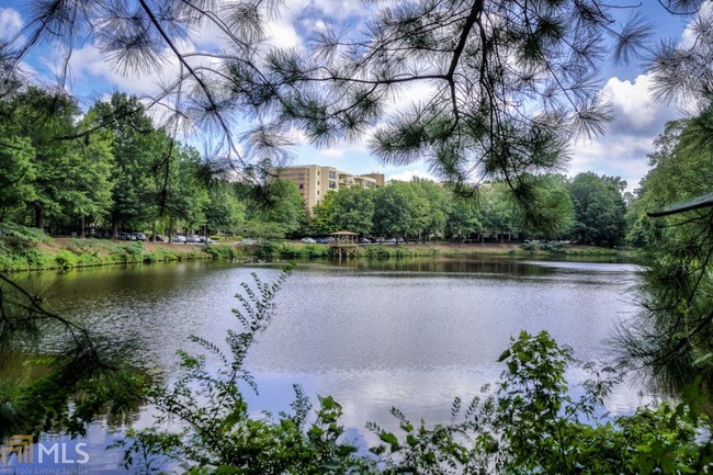 Foto del edificio - 1800 Clairmont Lake