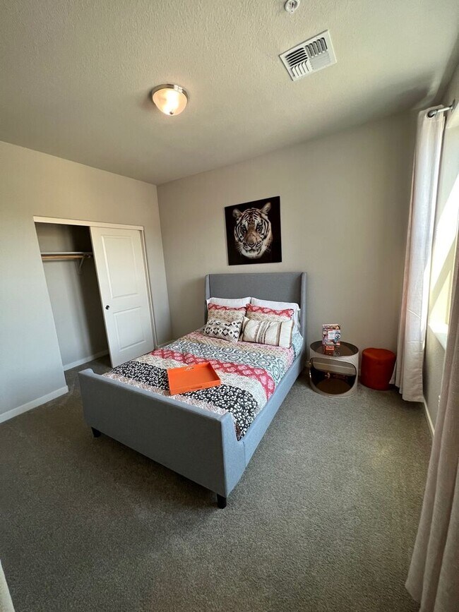Foto del edificio - Gorgeous 2 Story, 3 Bed/2.5 Bath Townhouse with 2 Car Garage in Gated Community