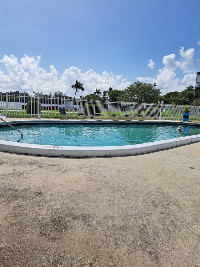 Foto del edificio - 2300 N Park Rd