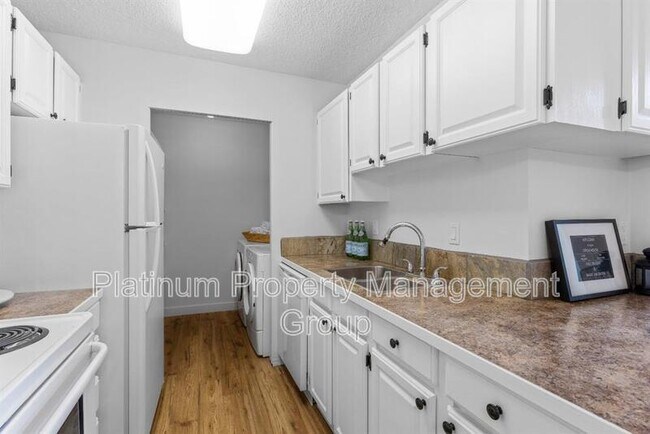 Photo du bâtiment - 6400 Coach Hill Rd SW