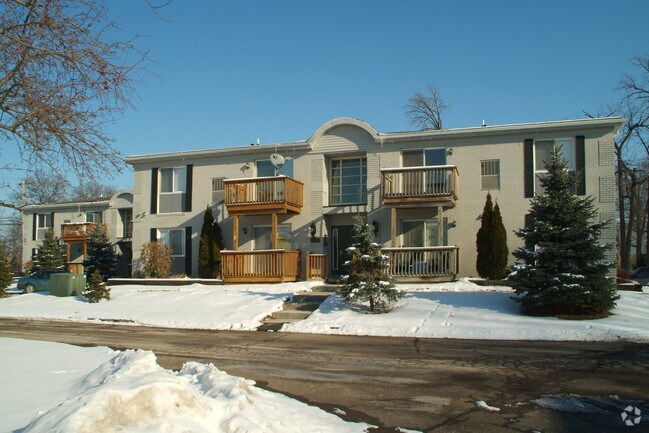 Foto del edificio - Pinewood Condominiums
