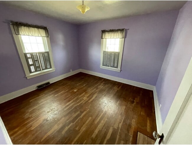 Building Photo - 425 E 5th St