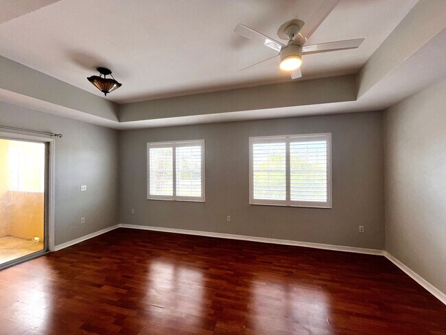 Foto del edificio - 1/1 unit available now for annual lease