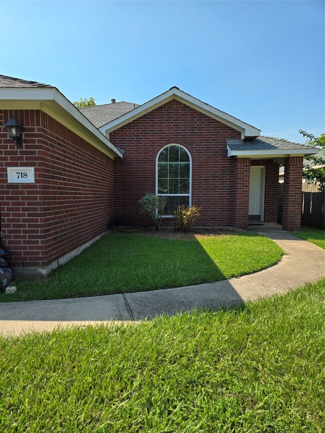 Building Photo - 718 Chase View Dr