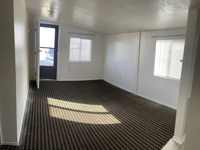 Building Photo - 590 W 200 S