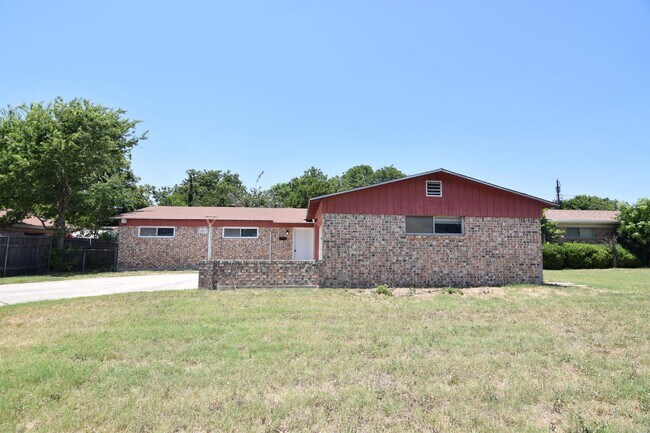 Foto del edificio - 1303 Cedar Dr