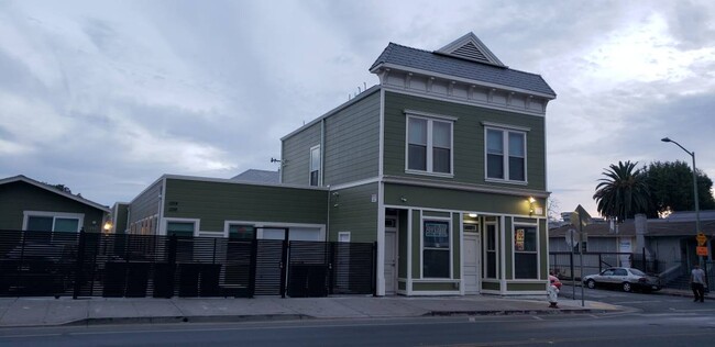 Building Photo - 1158 98th Ave