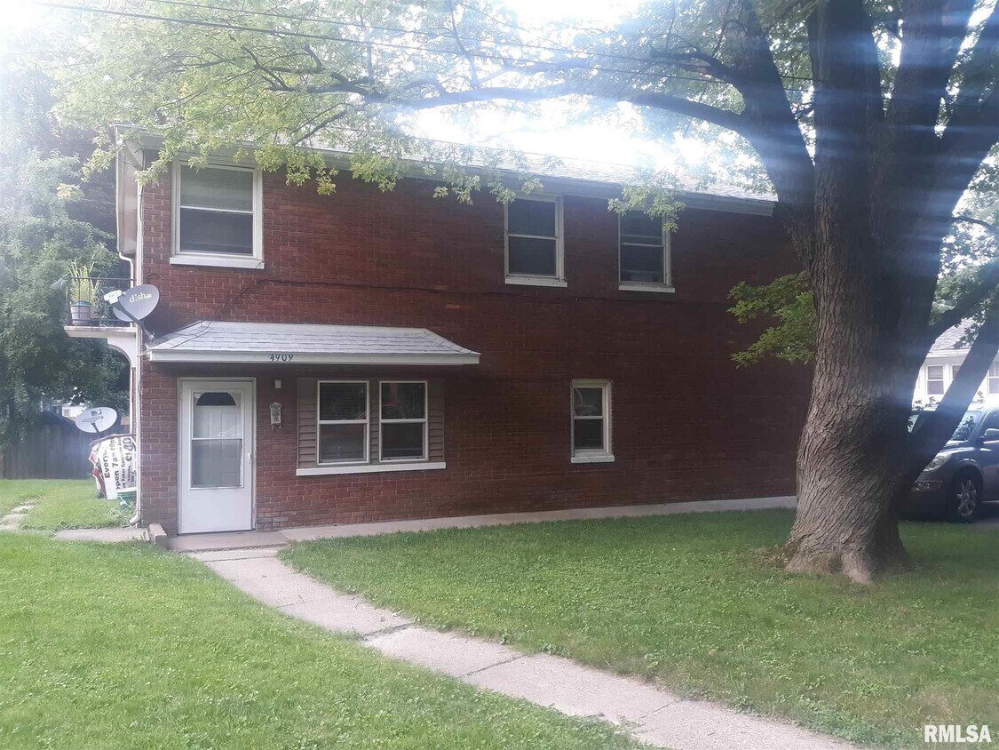 4909 5th Ave, Moline, IL 61265 Townhouse for Rent in Moline, IL