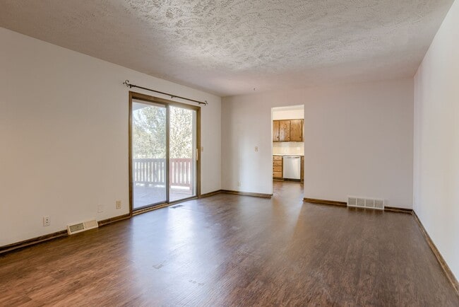 Foto del edificio - Spacious 4 Bedroom in Bellevue!!