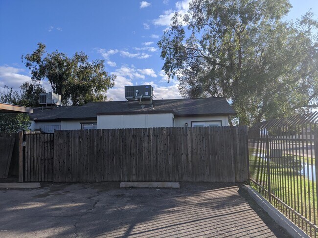 Foto del edificio - 3351 N 69th Dr