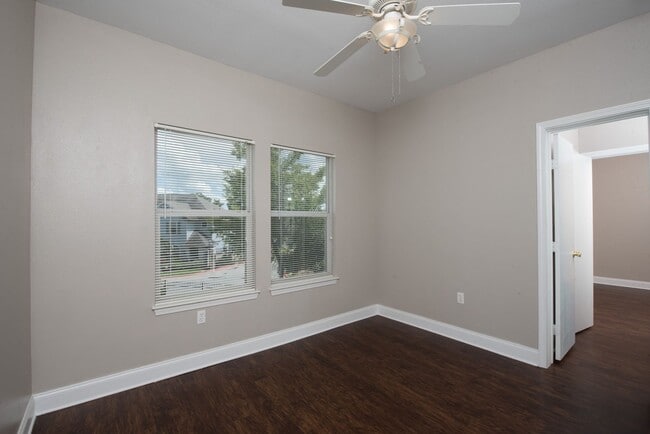 Building Photo - 2818 GEM! Beautiful home minutes from campus!