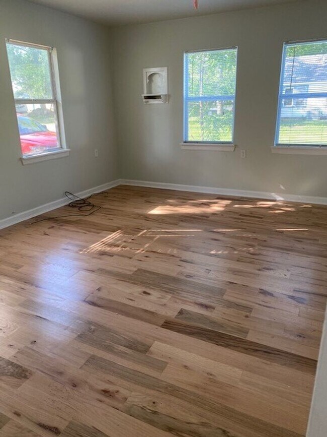 Building Photo - CUTE  1 BEDROOM / 1 BATH - SMITHVILLE HOME
