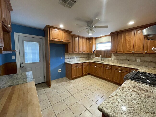 Foto del edificio - 5817 E 56th St