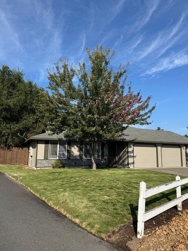 Building Photo - 2119 SW Canyon Dr