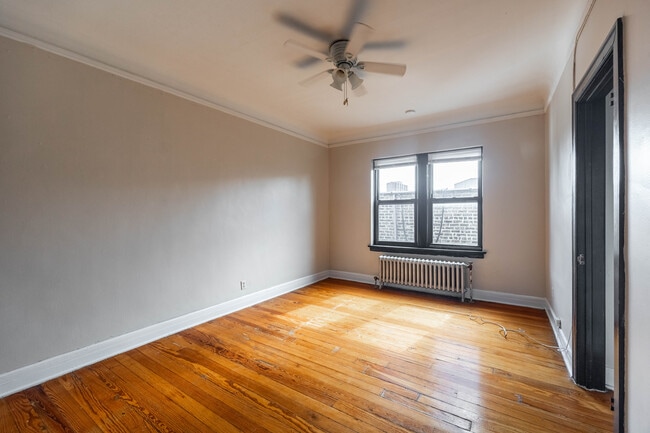 Building Photo - 948 W Cuyler Ave
