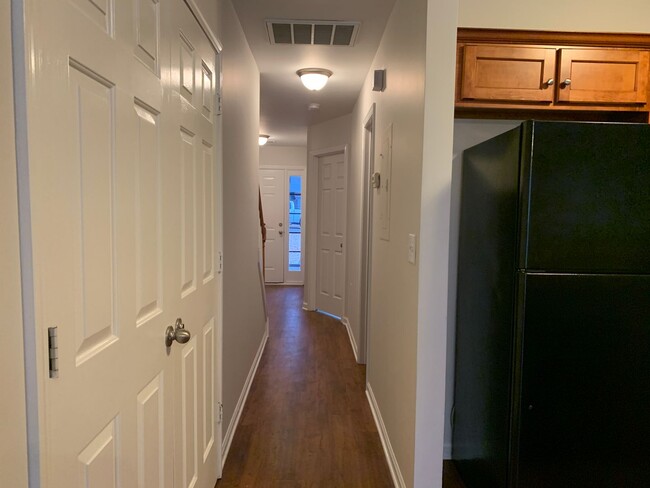 Foto del edificio - 3 bed 3 bath Townhome -1/2 OFF FIRST FULL ...