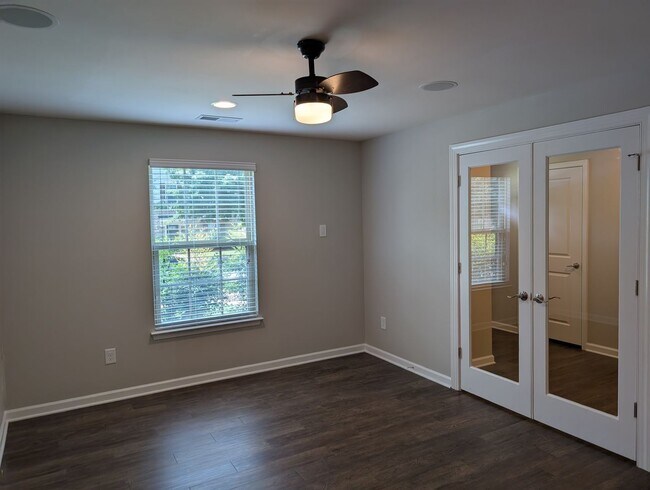 Foto del edificio - Move-in ready, Townhome Located in the Cit...