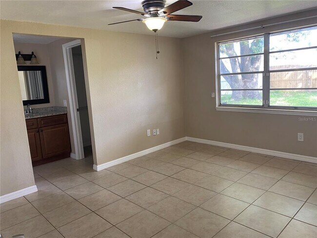 Foto del edificio - 7437 Carmel Ave