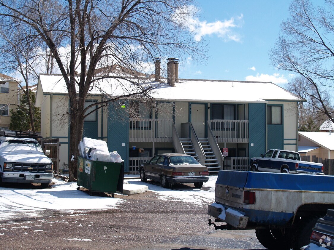 Foto del edificio - 831 Bennett Ave