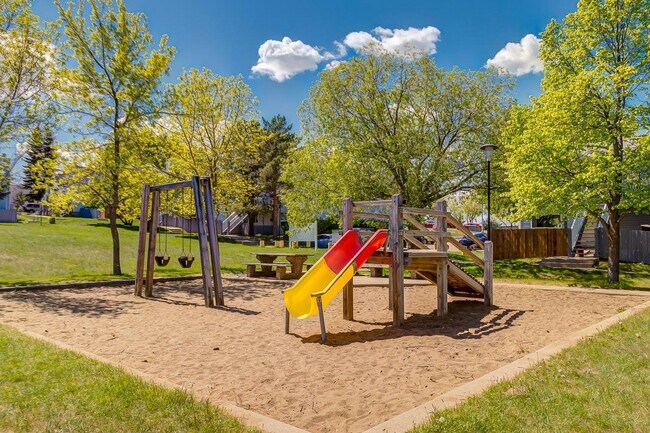 Photo du bâtiment - Huntington Court Coachhomes