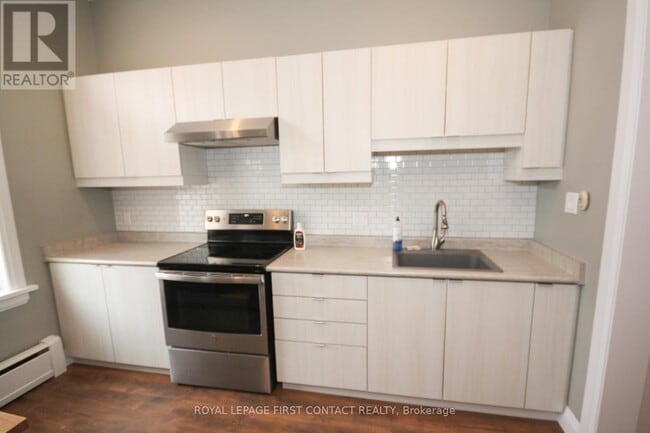 Building Photo - 19 Peter St S