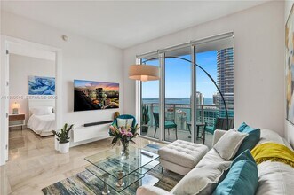 Building Photo - 950 Brickell Bay Dr