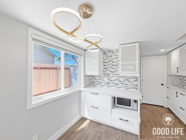 Foto del edificio - Sophisticated 2BD/2.5BA City Heights Home with Private Deck, Canyon Views & Soaking Tub