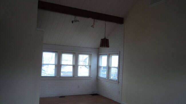 techo de 14 pies - 117 E Suttenfield St