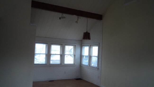 14 foot ceiling - 117 E Suttenfield St