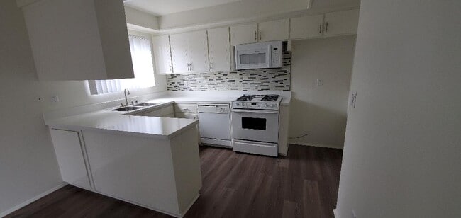 Foto del edificio - 14271 Browning Ave