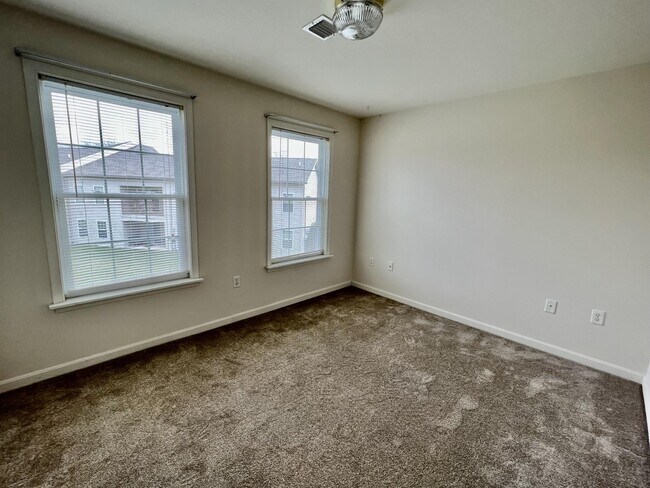 Foto del edificio - 136 Hiddenwood Dr