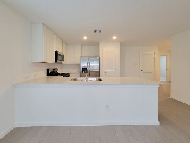 Foto del edificio - This lovely single-level home showcases a spacious open floorplan shared between the kitchen, din...